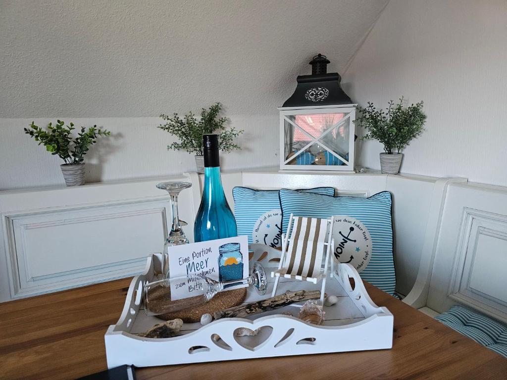 SchweindorfKleinAberFein an der Nordseeküste的一张桌子，上面有一个托盘，还有一把椅子和一架钟