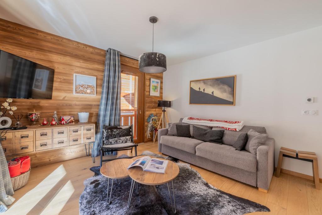 una sala de estar con un sofá y una mesa en 3 Sophie - B103, en Avoriaz
