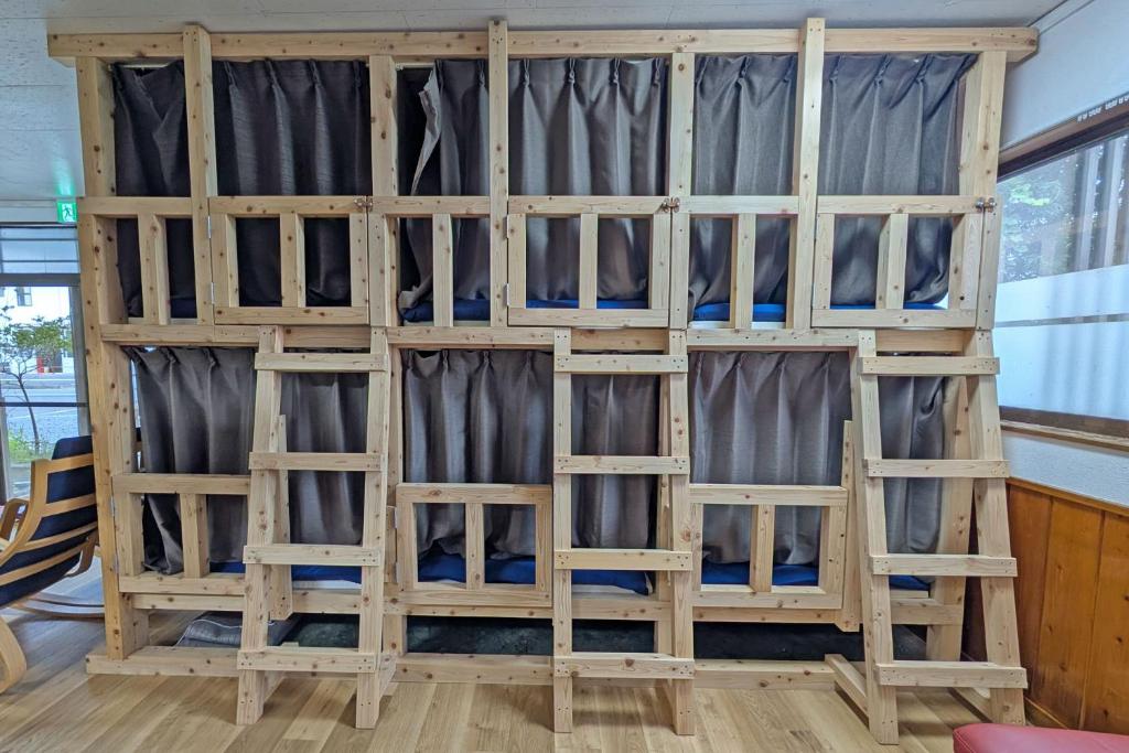 Μία ή περισσότερες κουκέτες σε δωμάτιο στο 木製ぬくもりカプセル宿