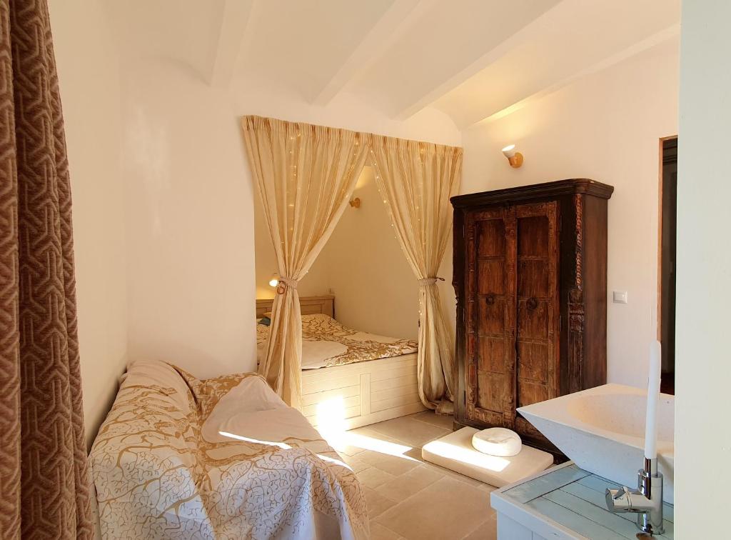 a small bedroom with a bed and a sink at Molí d'en Salom in Sant Climent Sescebes