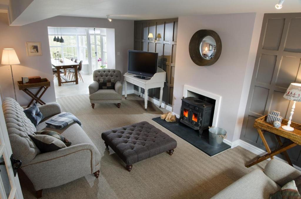 Barbonにある3 Bed in Barbon oc-b33652のソファと暖炉のあるリビングルーム