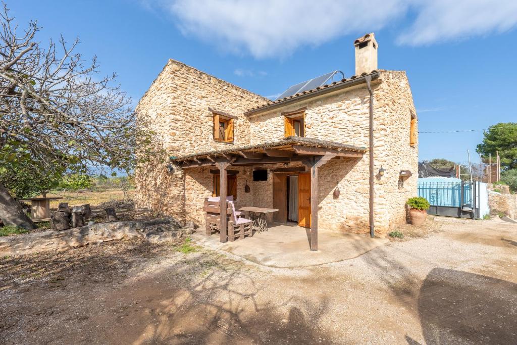Una pequeña casa de piedra en medio de un campo en Cirerers - Casa Rural, en Masdenverge