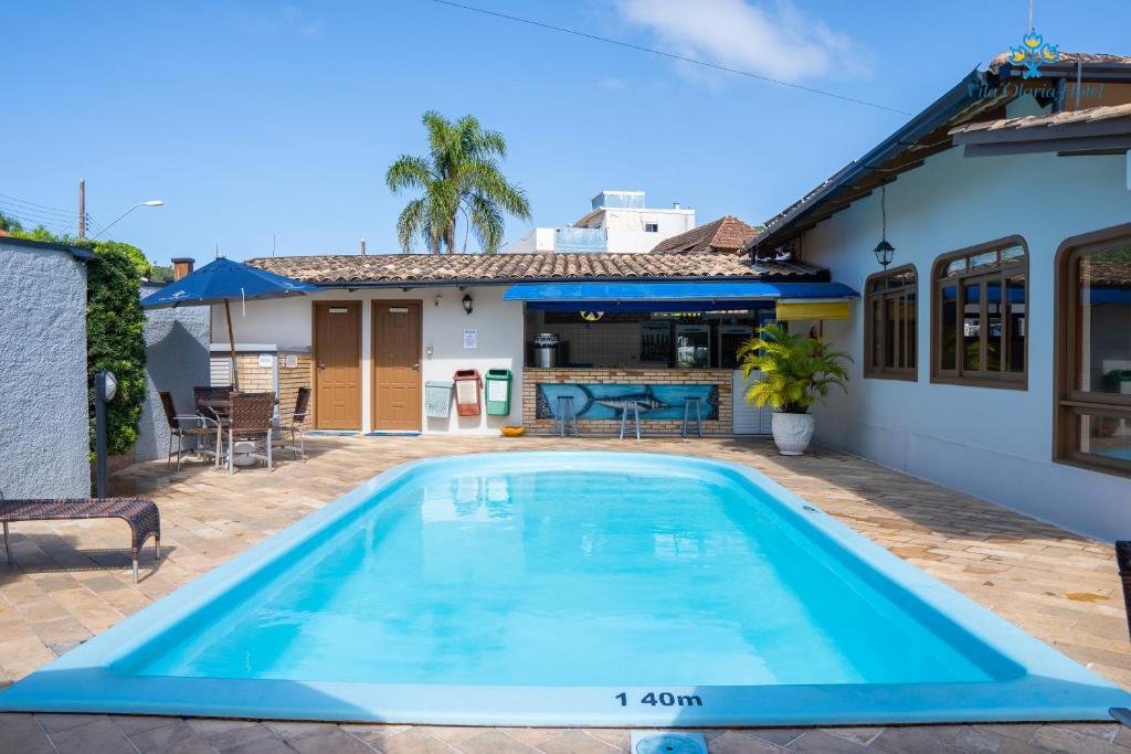 een zwembad voor een huis bij Vila Olaria Hotel in Penha