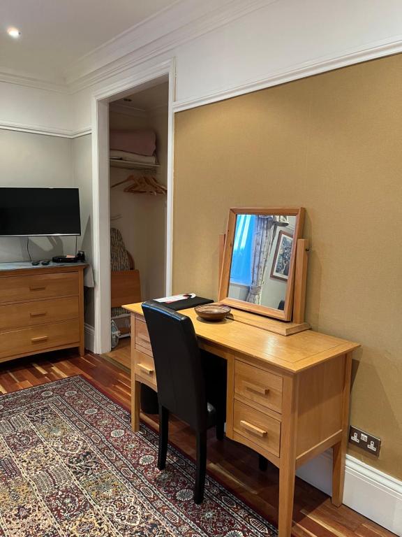 Acorn Guest House in Hull - Superior Triple Room
