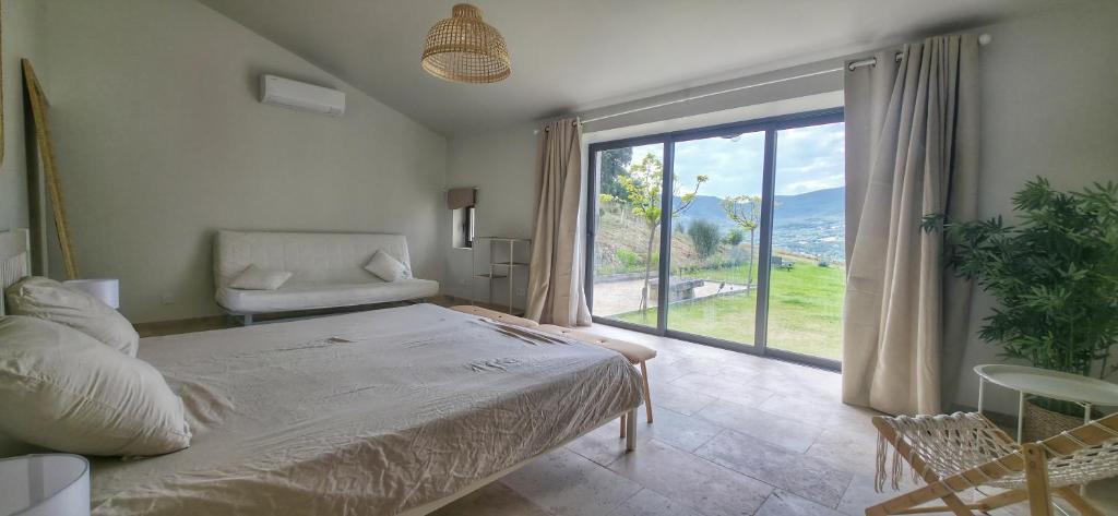 Una cama o camas en una habitación de Chambre avec vue Lysis