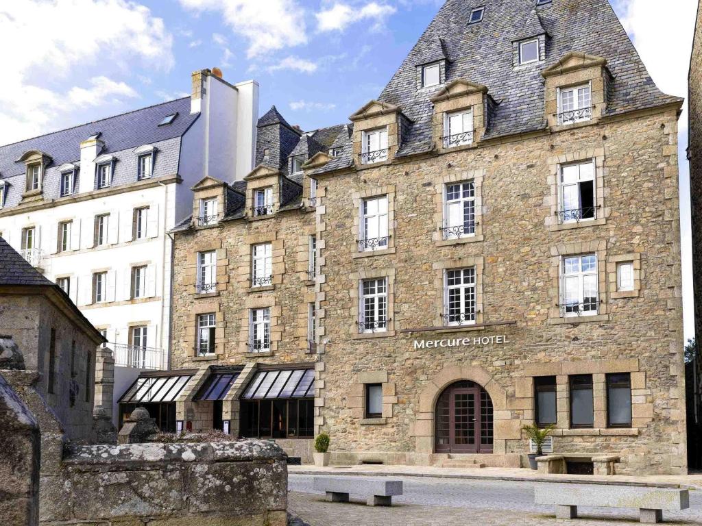 ロスコフにあるHotel Mercure Roscoff Bord De Merの建物前の大きなレンガ造り