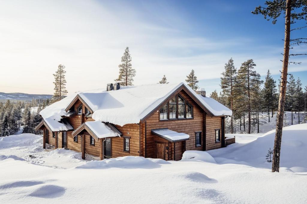 a log cabin in the snow at Rödräven Familjevänligt fjällhus i Idre in Idre