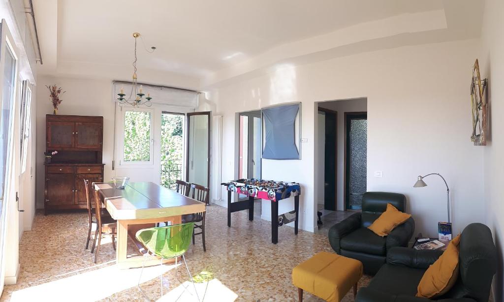 a living room with a table and a dining room at La nuova casa di Giove in Palazzolo sullʼOglio