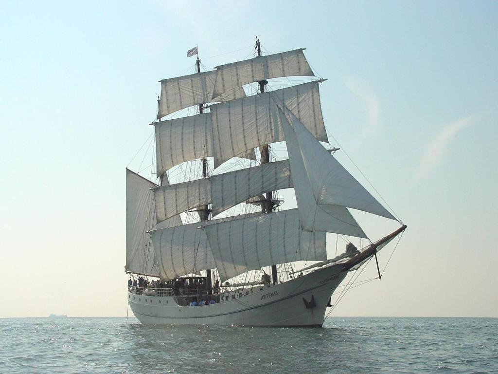 un grand voilier dans l'océan sur l'eau dans l'établissement Tallship Artemis, à Bremerhaven