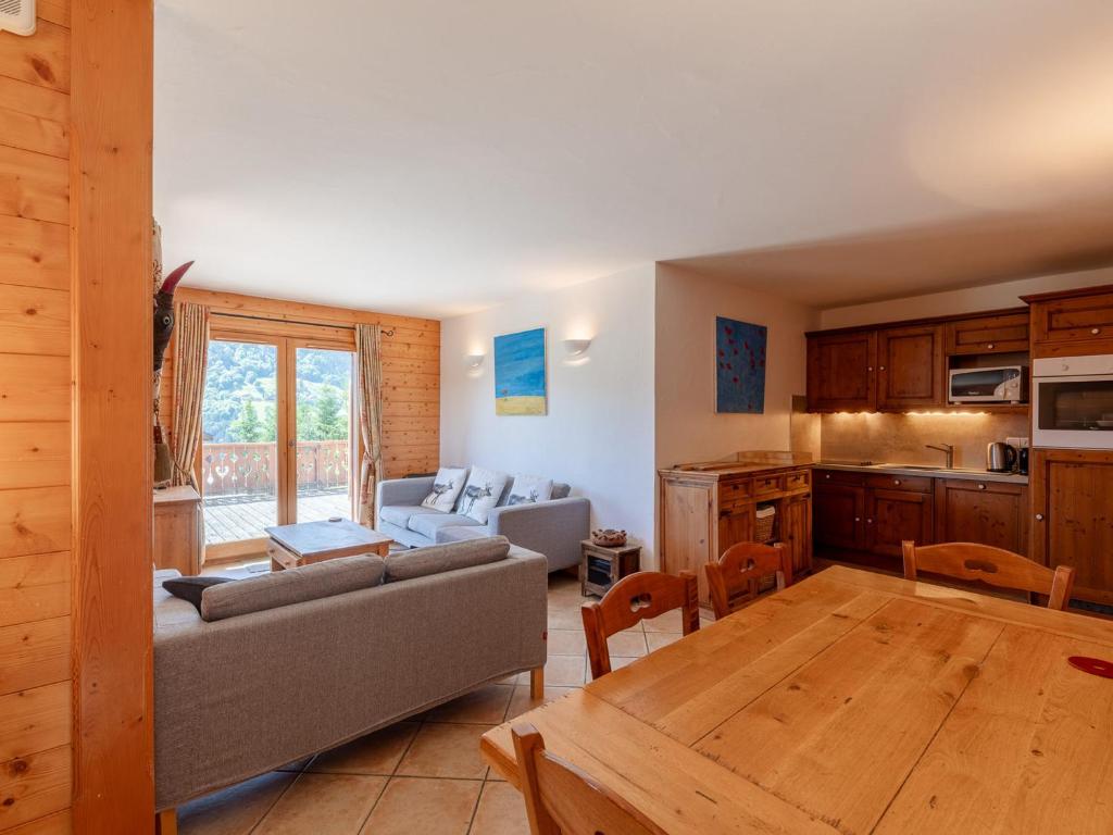 uma sala de estar com um sofá e uma mesa em Appartement chaleureux 4 pièces, 6 pers, terrasse sud, Méribel - FR-1-411-975 em Les Allues