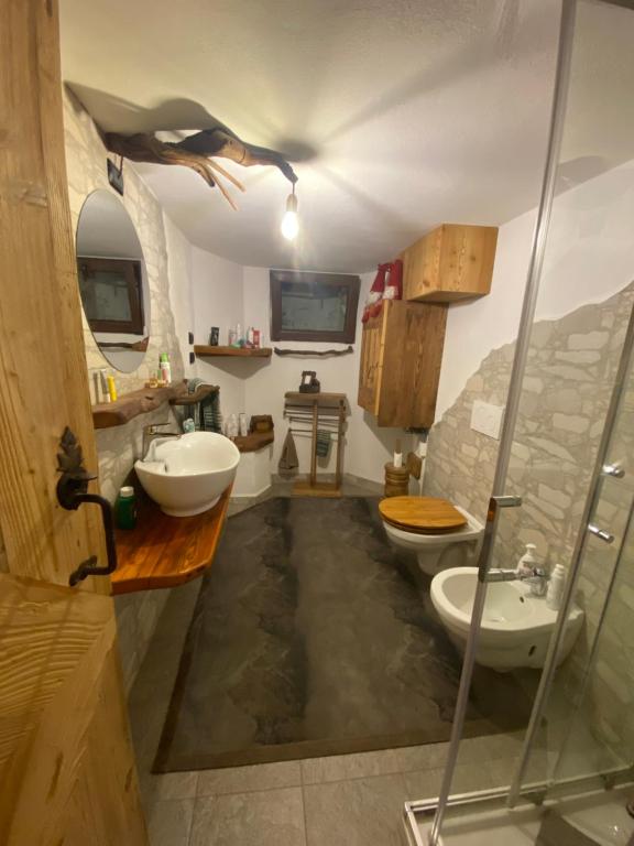 un baño con dos lavabos y una ducha en La Baita del vecchio GAD, en Oulx