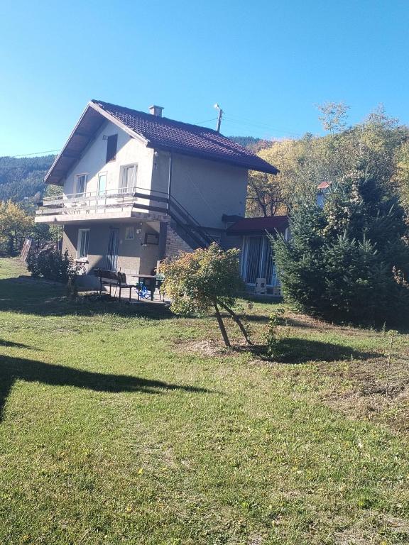 a house on a field with a grass yard at Вила "до Гората" in Zărkwischte