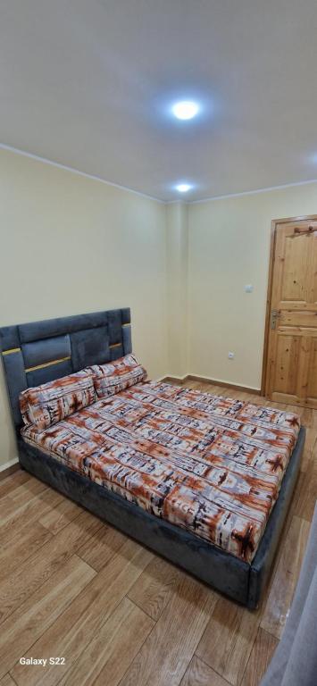 una camera da letto con un letto in una stanza di Iline residence a Jijel