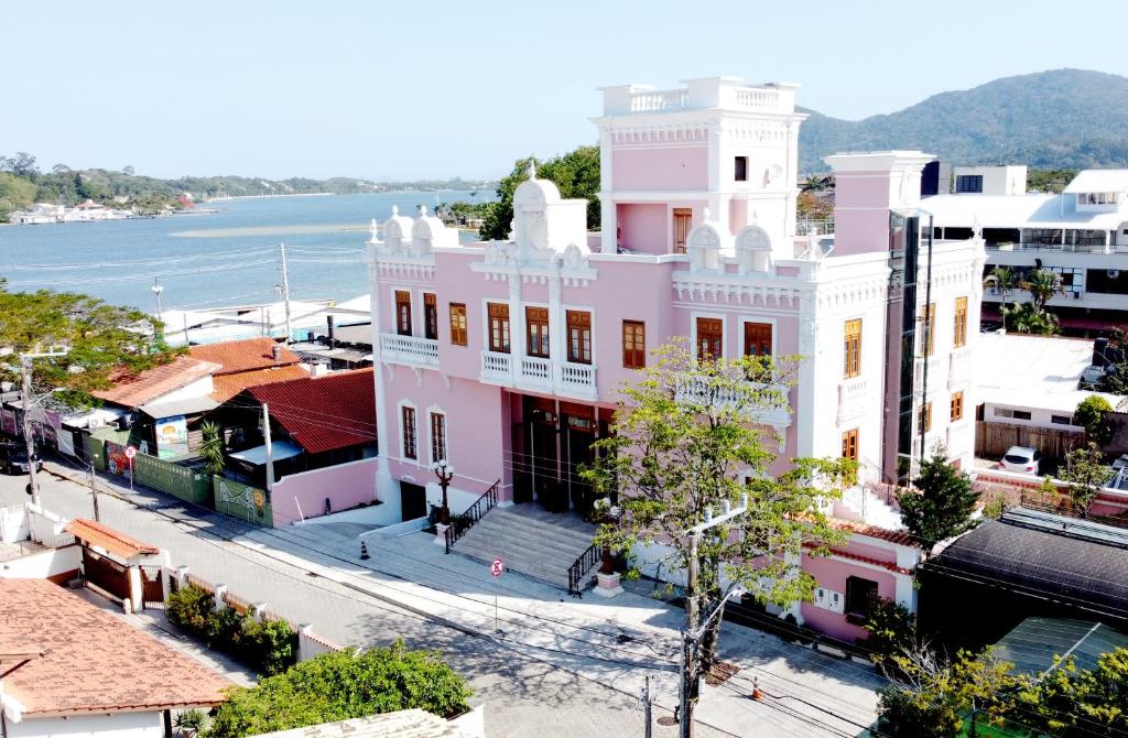 an overhead view of a city with a pink building at Hotel Boutique Quinta das Videiras in Florianópolis