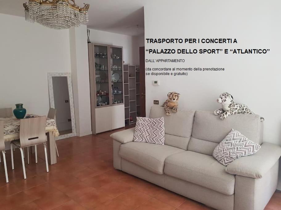 Ruang duduk di EUR Charme Apt&GARDEN