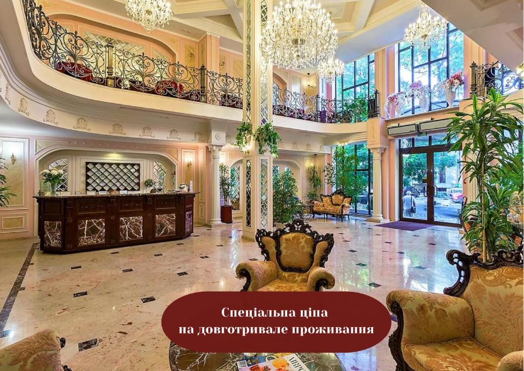 オデッサにあるBoutique Hotel Californiaの椅子とシャンデリア付きの広いリビングルーム