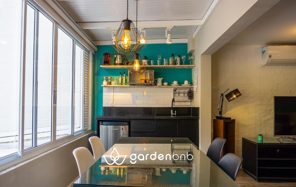 a dining room with a glass table and chairs at Cama King, Ar Cond., Ap Completo próx. do Barigui in Curitiba