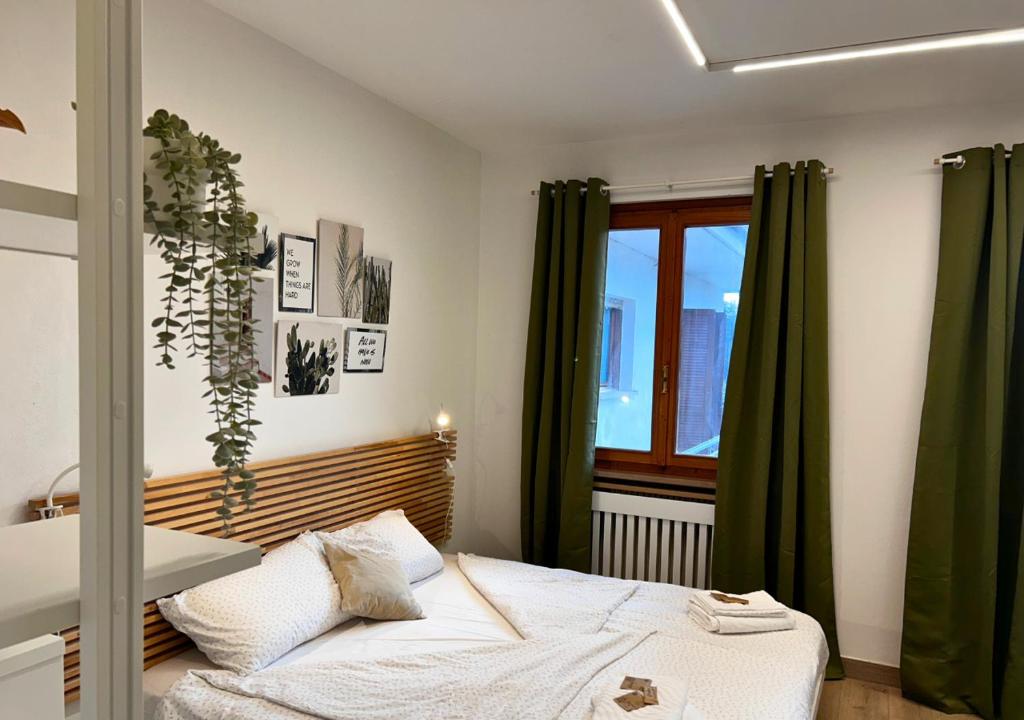a bedroom with a bed and a window at All'antico ulivo Affittacamere in Artegna