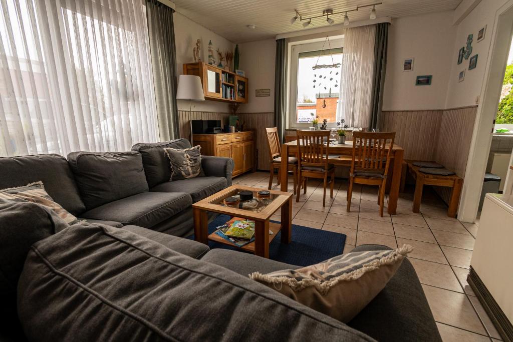 a living room with a couch and a table at Ferienhaus Nordseebude in Boostedt