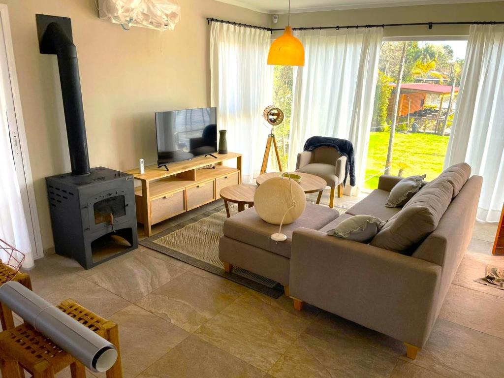 Μια τηλεόραση ή/και κέντρο ψυχαγωγίας στο Kanoo Lodge