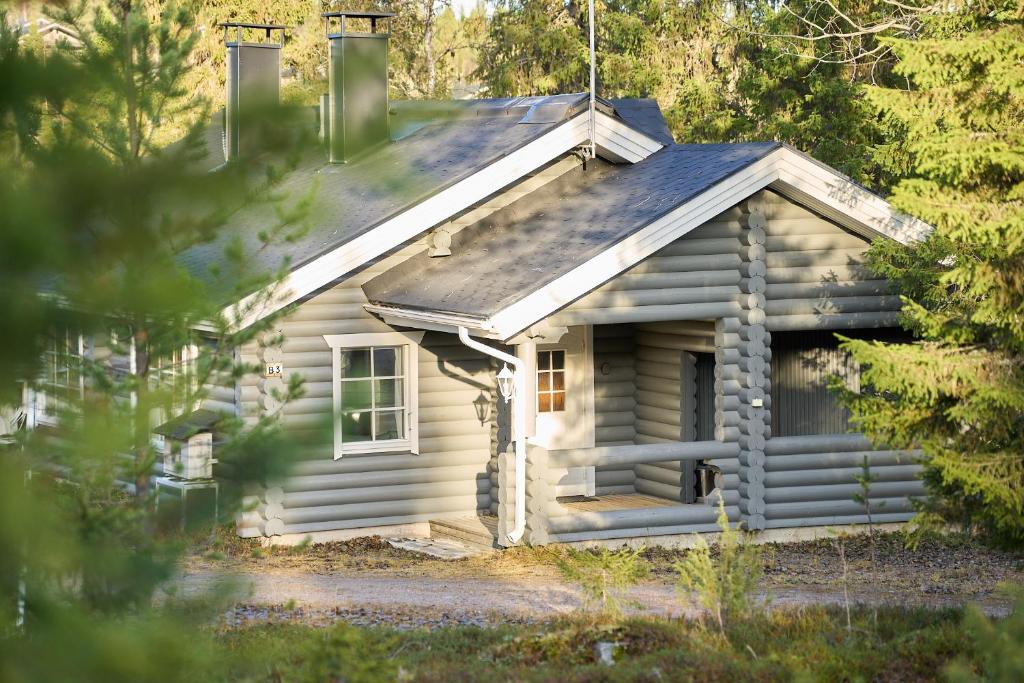 eine kleine Blockhütte im Wald in der Unterkunft Rukan Havu - Ski-in cabin with sauna & fireplace, 100m to slopes in Kuusamo
