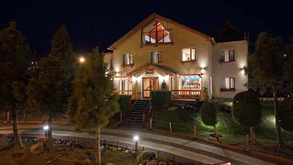a house at night with lights at Hotel Koi Mahik in El Calafate