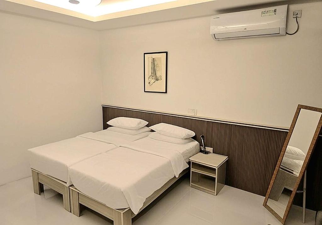 Giường trong phòng chung tại Foavahi Shark View Inn