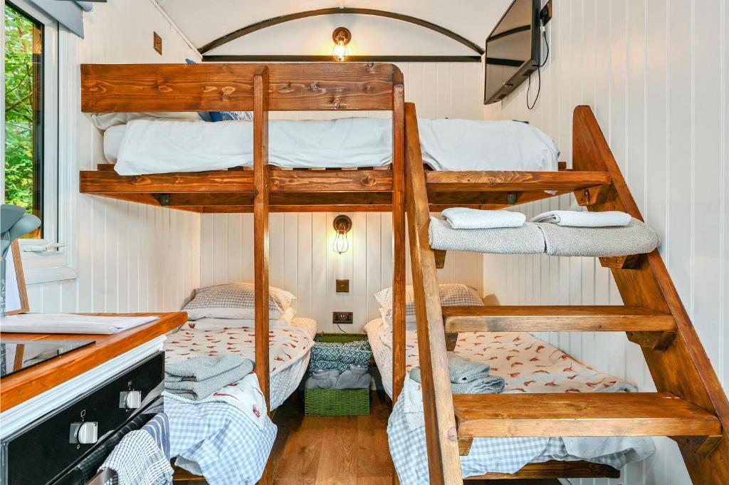 Etagenbett in einem Zimmer mit 2 Etagenbetten in der Unterkunft Stag Shepherds Hut in Hartfield