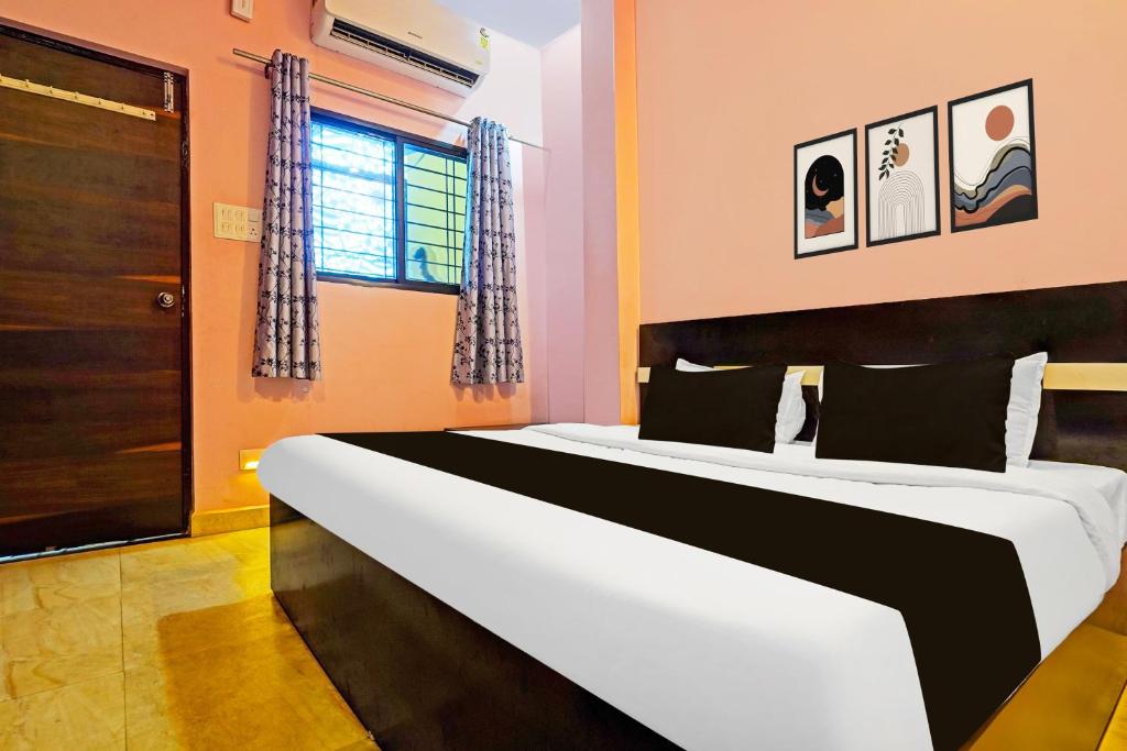 RāipurにあるHOTEL O STAR PALACEの部屋の中に大きなベッドがある寝室