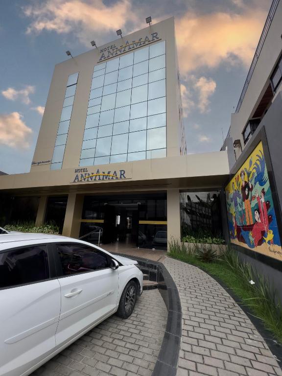 Ein weißes Auto parkte vor einem Gebäude in der Unterkunft Annamar Hotel in João Pessoa