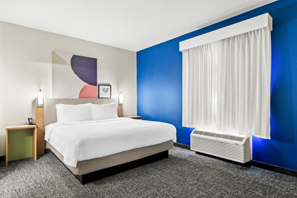 Spark by Hilton Kingsland - King Suite