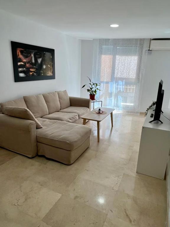 een woonkamer met een bank en een tafel bij Apartamento Centro con Aparcamiento in Santa Cruz de Tenerife
