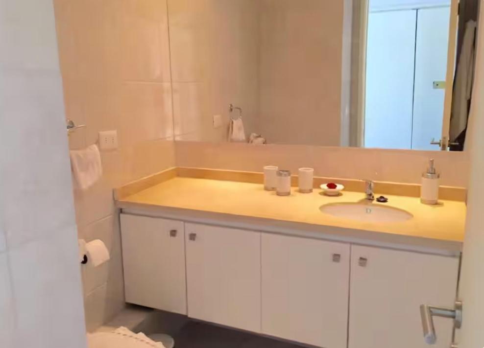 a bathroom with a sink and a mirror at Departamento en Pingueral, Vista Maravillosa in Dichato