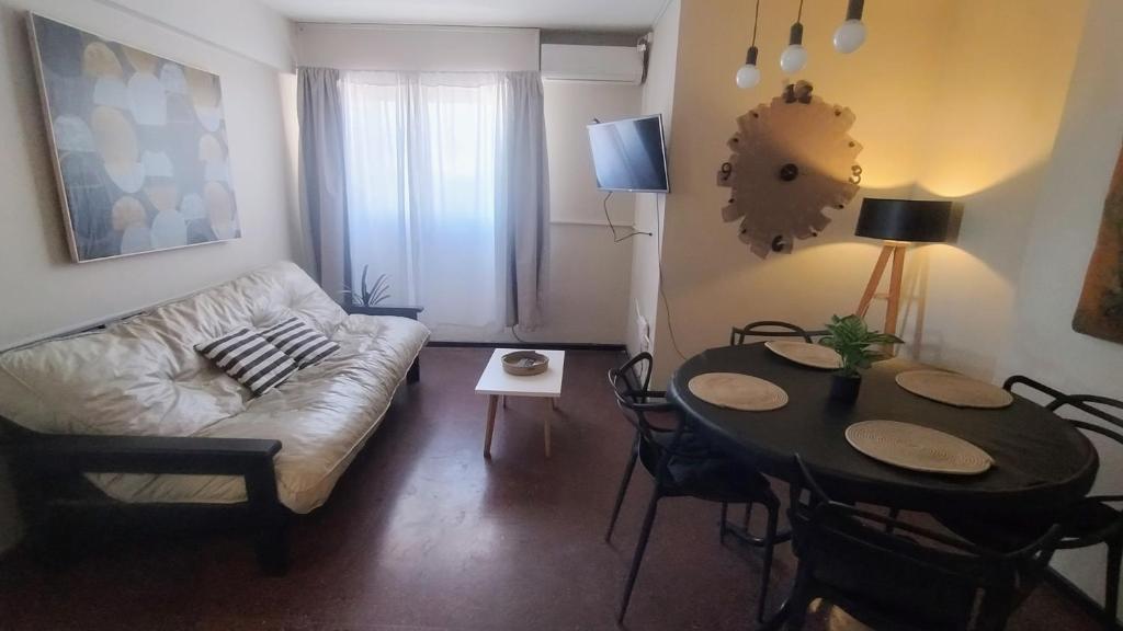 メンドーサにあるRefugio Apartの白いソファとテーブルのあるリビングルーム