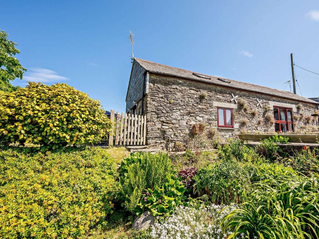 Lansallosにある2 Bed in Polperro FOSEAの前庭付きの古い石造りの家