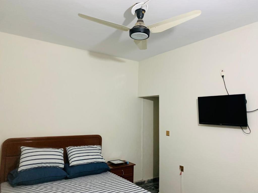 Ένα ή περισσότερα κρεβάτια σε δωμάτιο στο Khan Guest House