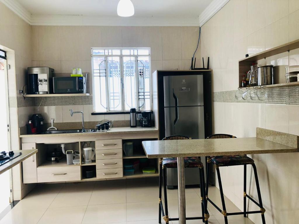 Η κουζίνα ή μικρή κουζίνα στο Casa no térreo - 3 quartos - Caçari