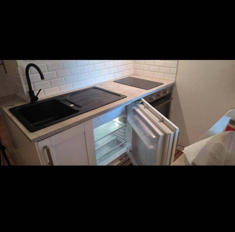 Kuchyň nebo kuchyňský kout v ubytování Maison de village 2 chambres