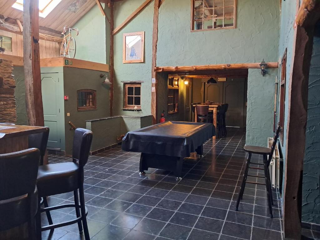 una habitación con una mesa de ping pong. en De Patuljak, en Houffalize