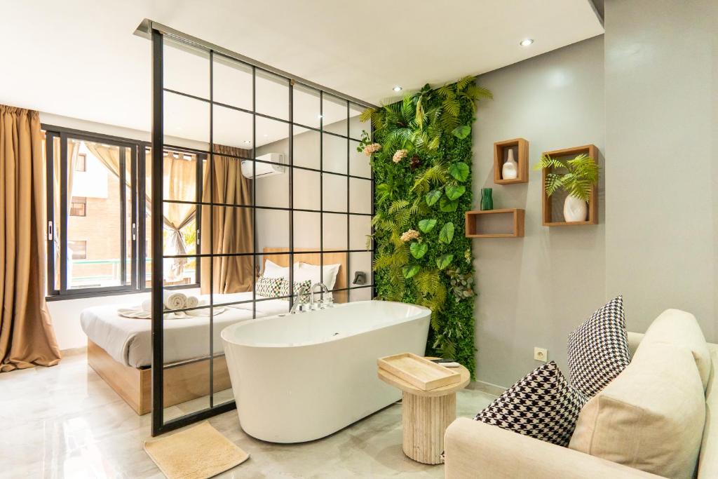 un bagno con vasca e una camera da letto di Luxury Balnéo appartement a Marrakech