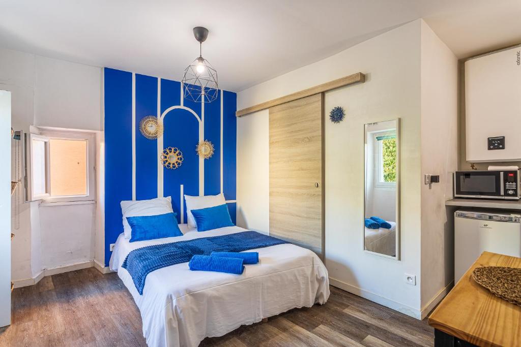 Ένα ή περισσότερα κρεβάτια σε δωμάτιο στο La Clé Escale bleue, route du Parcours des Arts ppat