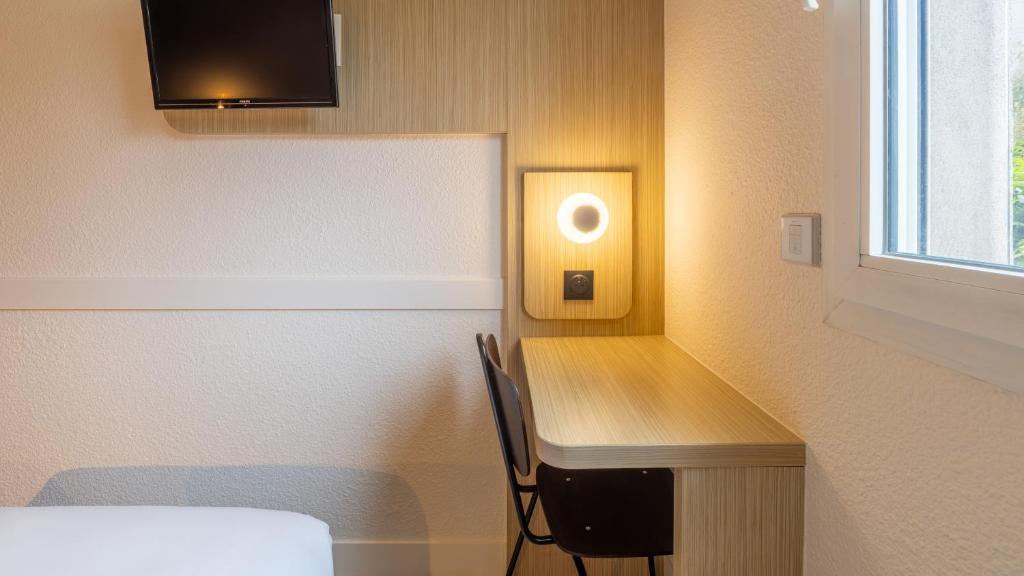 Kyriad ECO - Suresnes - La Defense - Standard Room With One Queen Bed And One Bunk Bed