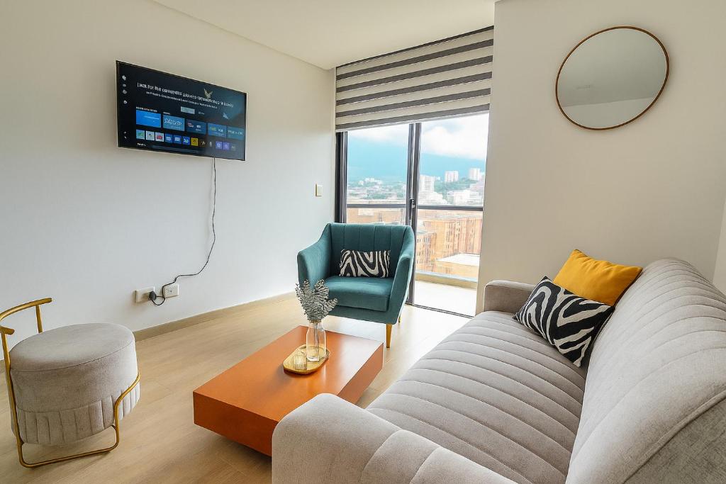 ein Wohnzimmer mit einer Couch und einem Sessel in der Unterkunft Moderno y amplio apartamento cerca a centros comerciales in Ibagué