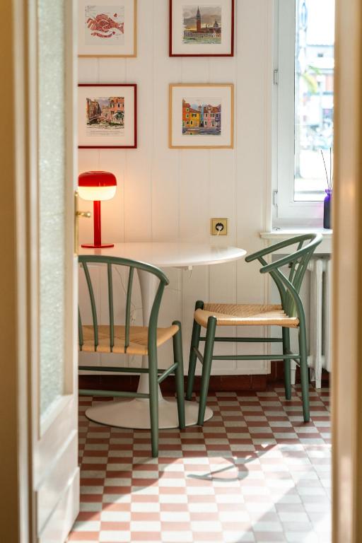 a dining room with two chairs and a table at Zur Alten Stadt in Warendorf