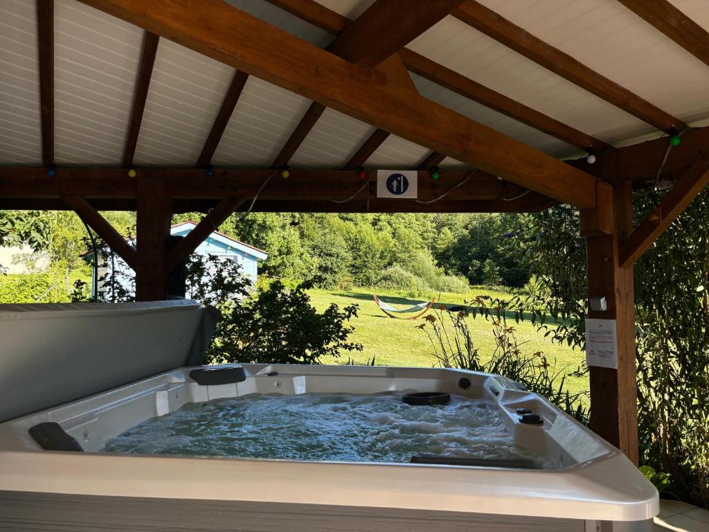 ein Whirlpool unter einem Pavillon in der Unterkunft Maison spacieuse avec spa, ping-pong et baby-foot, idéale pour détente en famille - FR-1-589-828 in La Chapelle-aux-Bois