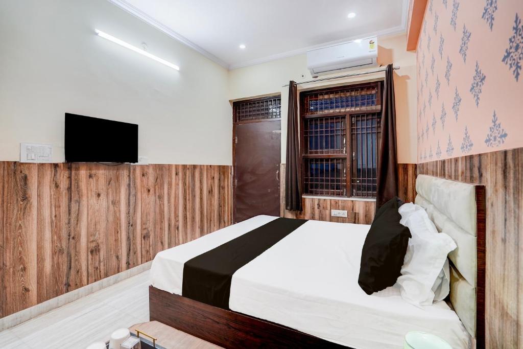 Postel nebo postele na pokoji v ubytování Super Hotel O Nand Palace