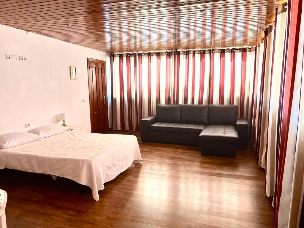 Una cama o camas en una habitación de Habitación en el centro con Baño