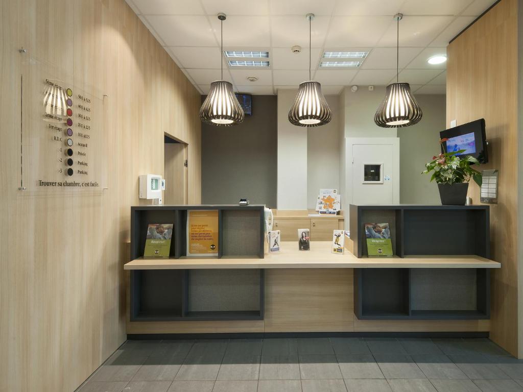 TV a/nebo společenská místnost v ubytování B&B HOTEL Lyon Ouest Tassin