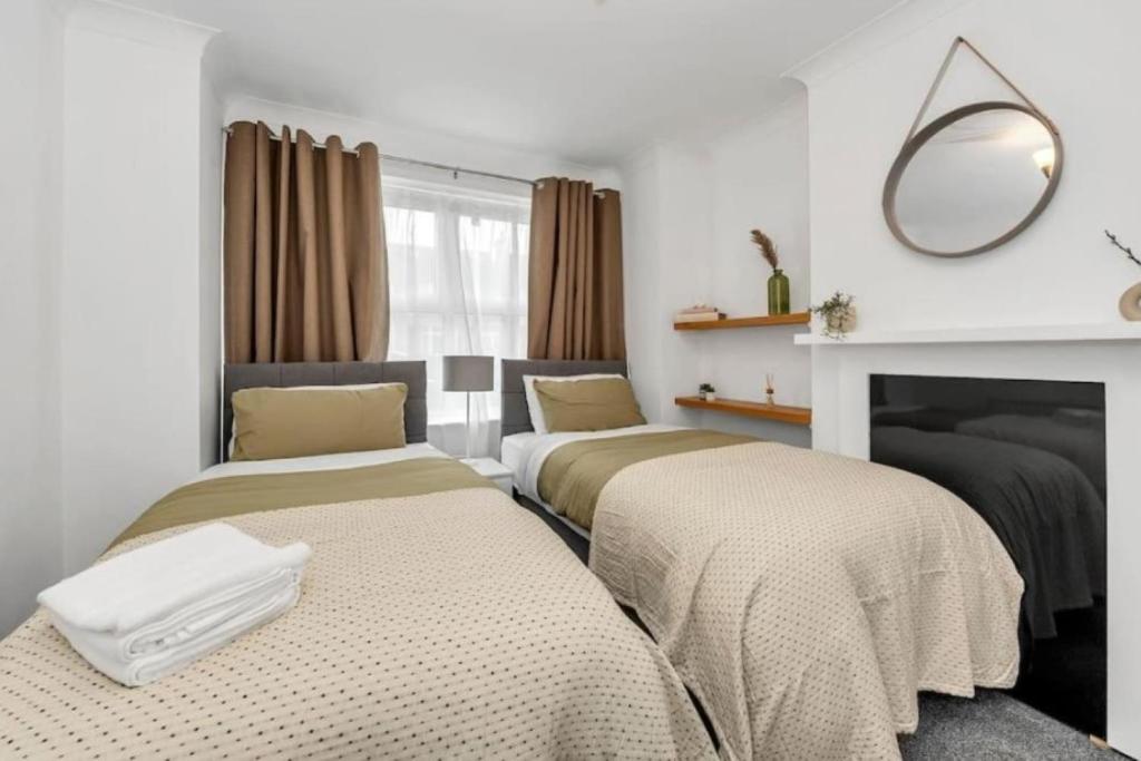 Wherstead Rd House By Homestyles Hosts Short Lets & Serviced Accommodation Suffolk With Free Parking 7