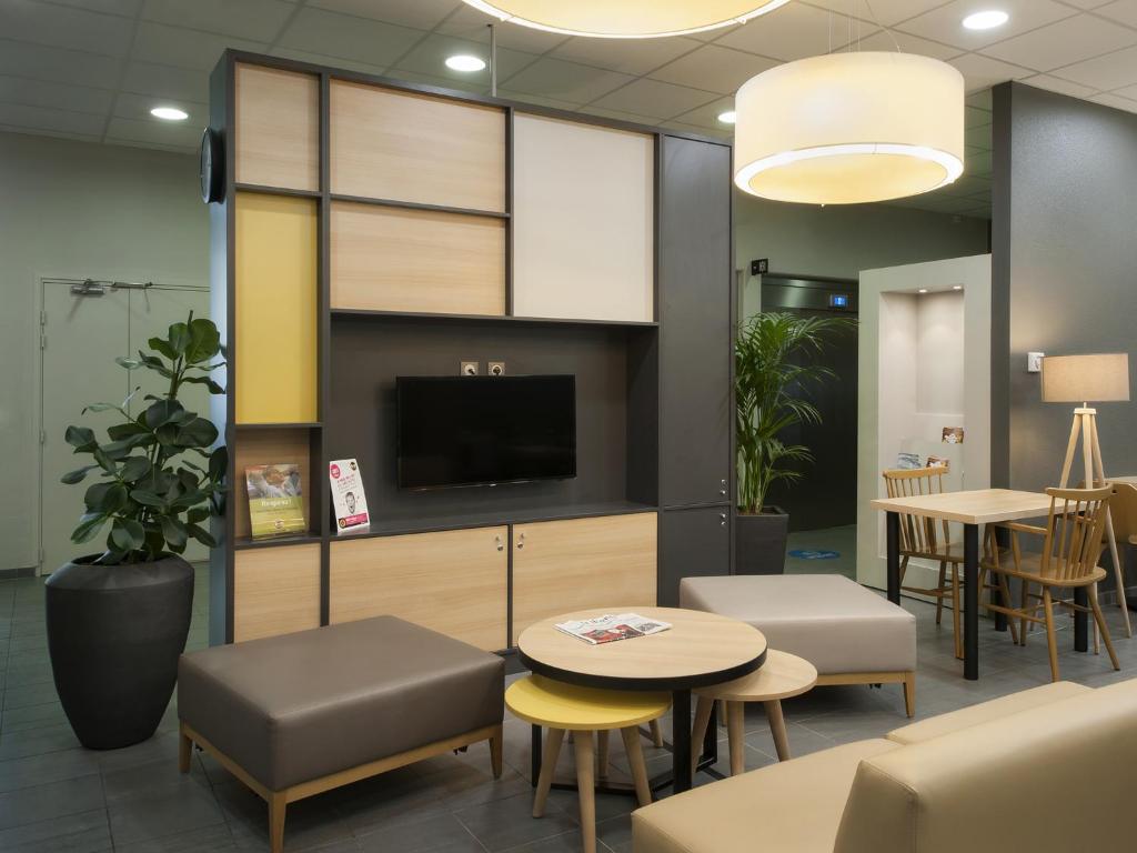 TV a/nebo společenská místnost v ubytování B&B HOTEL Lyon Ouest Tassin
